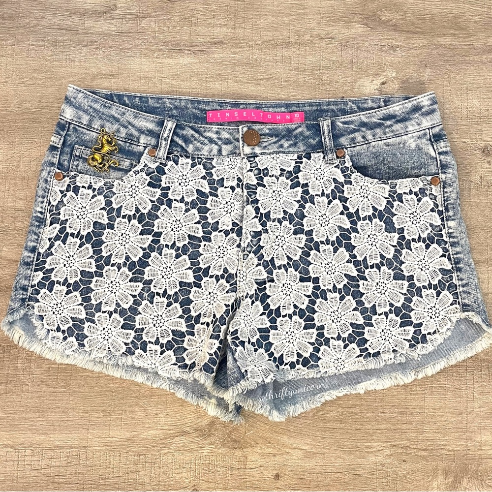 🫶 Tinseltown Lace Overlay Denim Shorts Boho Festival Floral Acid Wash Sz 10 - Picture 2 of 7
